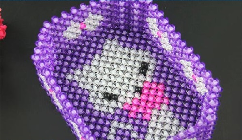 1月15日，拿回家做的手工項(xiàng)目，靈活就業(yè)串珠手工，手工之家移動(dòng)銷售新平臺(tái)同樣適合大家空閑時(shí)間在家做，圖為勵(lì)志珠珠繡串珠手工產(chǎn)品剪影