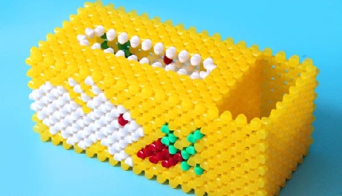 1月17日，在家做手工掙錢，靈活就業(yè)好手工項(xiàng)目，手工之家的純手工項(xiàng)目是一個(gè)整體，有前景，圖為勵(lì)志珠珠繡串珠手工產(chǎn)品剪影