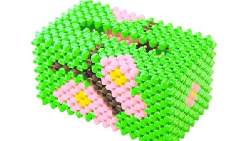 1月17日，在家做手工掙錢，靈活就業(yè)好手工項(xiàng)目，手工之家的純手工項(xiàng)目是一個(gè)整體，有前景，圖為勵(lì)志珠珠繡串珠手工產(chǎn)品剪影