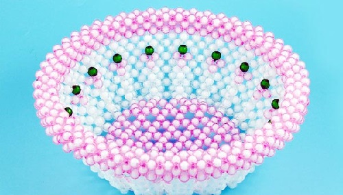 1月18日，正規(guī)手工項目，靈活就業(yè)好選擇，手工之家是個大家庭，大家每一個人都是重要成員，圖為勵志珠珠繡串珠手工產(chǎn)品剪影