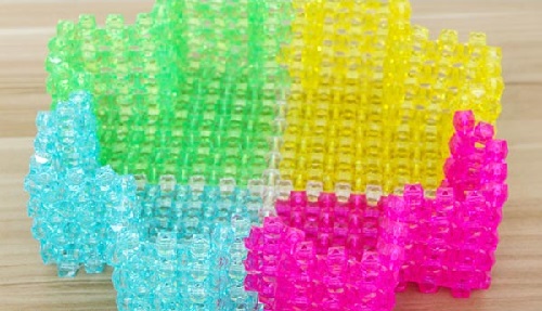 1月18日，正規(guī)手工項目，靈活就業(yè)好選擇，手工之家是個大家庭，大家每一個人都是重要成員，圖為勵志珠珠繡串珠手工產(chǎn)品剪影