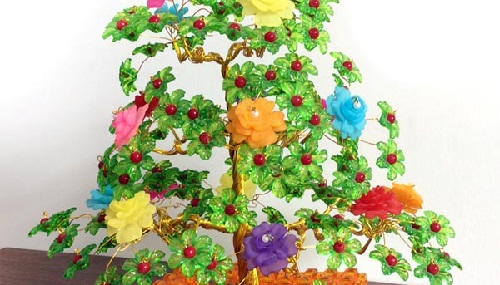 1月19日，純手工串珠項(xiàng)目，居家專(zhuān)兼職的好副業(yè)，靈活就業(yè)手工，手工之家堅(jiān)持對(duì)傳統(tǒng)手工文化的傳承和創(chuàng)新，圖為勵(lì)志珠珠繡串珠手工產(chǎn)品剪影