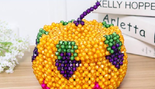 1月28日，靈活就業(yè)好項目，拿回家做的手工項目，手工之家有底氣、講誠信因為真實可靠，圖為勵志珠珠繡串珠手工產(chǎn)品剪影