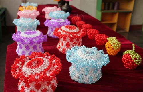 2月2日，想接正規(guī)廠家的手工項目，帶回家做的手工，手工之家團隊包括大家每一個人，圖為勵志珠珠繡串珠手工產(chǎn)品剪影
