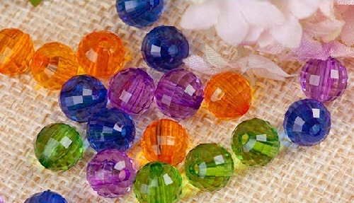 2月3日，純手工加工項(xiàng)目，專兼職手工，手工之家手工事業(yè)的外發(fā)加工業(yè)務(wù)利于大家、也利于企業(yè)，圖為勵(lì)志珠珠繡串珠手工繡珠剪影 作為手工之家珠繡串珠手工事業(yè)的重要板塊，手工之家的外發(fā)加工業(yè)務(wù)一直以來都做的很好，不僅為這個(gè)手工事業(yè)的發(fā)展提供了支持和保證，也因?yàn)閹椭吮姸嚅e散勞動(dòng)力實(shí)現(xiàn)了居家靈活就業(yè)，而產(chǎn)生了良好的社會(huì)效益。 了解手工之家十幾年的發(fā)展歷史就會(huì)知道，手工之家最初只是一個(gè)小作坊，因?yàn)榧庸さ闹槔C串珠手工產(chǎn)品在市場(chǎng)上很受歡迎，對(duì)加工的需求很大，所以開始通過招募周邊鄉(xiāng)村的閑散勞動(dòng)力居家做，開啟了外發(fā)加工的大門。 隨著產(chǎn)品種類越來越多，隨著市場(chǎng)越來越大，從商超到訂單客戶、從國內(nèi)到國外，從企業(yè)定制到展會(huì)、家裝行業(yè)，隨著知名度越來越高，加上手工之家一直以來對(duì)外的服務(wù)越來越完善、口碑越來越好，外發(fā)加工業(yè)務(wù)的范圍也越來越大、人員越來越多。 可以說，從南到北、從東到西，從農(nóng)村到城市、從女士到男士，手工之家?guī)椭珖鞯乇姸嚅e散勞動(dòng)力通過珠繡串珠手工加工，居家掙錢增收，有的是自己兼職做、有的是與家人一起做、有的還組織人在做，手工之家的珠繡串珠手工事業(yè)的外發(fā)加工業(yè)務(wù)，成為加工人員心中一個(gè)寄托和向往。 對(duì)于手工之家企業(yè)來說，外發(fā)加工業(yè)務(wù)不僅保證了珠繡串珠手工的加工能力，可以更好地服務(wù)訂單客戶和市場(chǎng)，而且也為企業(yè)帶來了各種成績(jī)和榮譽(yù)，為企業(yè)帶來了大家的信任和支持。 為了更好服務(wù)外發(fā)加工業(yè)務(wù)的每一位加工人員，手工之家一直在不斷升級(jí)和完善相關(guān)的服務(wù)，不管是什么合作方式，手工之家都會(huì)提供真誠的服務(wù)，讓大家沒有后顧之憂，對(duì)于申請(qǐng)移動(dòng)銷售新平臺(tái)的加工人員，手工之家的各項(xiàng)服務(wù)會(huì)更加貼心周到，讓大家在家加工銷售掙兩份收入。  純手工加工項(xiàng)目，專兼職手工，手工之家手工事業(yè)的外發(fā)加工業(yè)務(wù)利于大家、也利于企業(yè)。