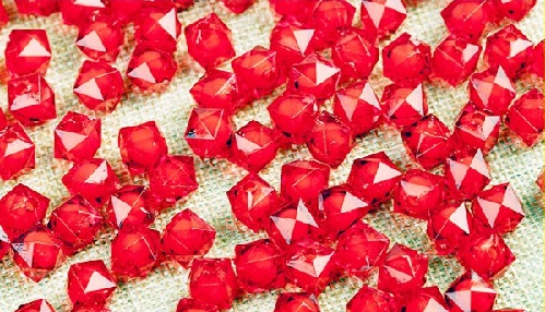 2月3日，純手工加工項(xiàng)目，專兼職手工，手工之家手工事業(yè)的外發(fā)加工業(yè)務(wù)利于大家、也利于企業(yè)，圖為勵(lì)志珠珠繡串珠手工繡珠剪影 作為手工之家珠繡串珠手工事業(yè)的重要板塊，手工之家的外發(fā)加工業(yè)務(wù)一直以來都做的很好，不僅為這個(gè)手工事業(yè)的發(fā)展提供了支持和保證，也因?yàn)閹椭吮姸嚅e散勞動(dòng)力實(shí)現(xiàn)了居家靈活就業(yè)，而產(chǎn)生了良好的社會(huì)效益。 了解手工之家十幾年的發(fā)展歷史就會(huì)知道，手工之家最初只是一個(gè)小作坊，因?yàn)榧庸さ闹槔C串珠手工產(chǎn)品在市場(chǎng)上很受歡迎，對(duì)加工的需求很大，所以開始通過招募周邊鄉(xiāng)村的閑散勞動(dòng)力居家做，開啟了外發(fā)加工的大門。 隨著產(chǎn)品種類越來越多，隨著市場(chǎng)越來越大，從商超到訂單客戶、從國內(nèi)到國外，從企業(yè)定制到展會(huì)、家裝行業(yè)，隨著知名度越來越高，加上手工之家一直以來對(duì)外的服務(wù)越來越完善、口碑越來越好，外發(fā)加工業(yè)務(wù)的范圍也越來越大、人員越來越多。 可以說，從南到北、從東到西，從農(nóng)村到城市、從女士到男士，手工之家?guī)椭珖鞯乇姸嚅e散勞動(dòng)力通過珠繡串珠手工加工，居家掙錢增收，有的是自己兼職做、有的是與家人一起做、有的還組織人在做，手工之家的珠繡串珠手工事業(yè)的外發(fā)加工業(yè)務(wù)，成為加工人員心中一個(gè)寄托和向往。 對(duì)于手工之家企業(yè)來說，外發(fā)加工業(yè)務(wù)不僅保證了珠繡串珠手工的加工能力，可以更好地服務(wù)訂單客戶和市場(chǎng)，而且也為企業(yè)帶來了各種成績(jī)和榮譽(yù)，為企業(yè)帶來了大家的信任和支持。 為了更好服務(wù)外發(fā)加工業(yè)務(wù)的每一位加工人員，手工之家一直在不斷升級(jí)和完善相關(guān)的服務(wù)，不管是什么合作方式，手工之家都會(huì)提供真誠的服務(wù)，讓大家沒有后顧之憂，對(duì)于申請(qǐng)移動(dòng)銷售新平臺(tái)的加工人員，手工之家的各項(xiàng)服務(wù)會(huì)更加貼心周到，讓大家在家加工銷售掙兩份收入。  純手工加工項(xiàng)目，專兼職手工，手工之家手工事業(yè)的外發(fā)加工業(yè)務(wù)利于大家、也利于企業(yè)。