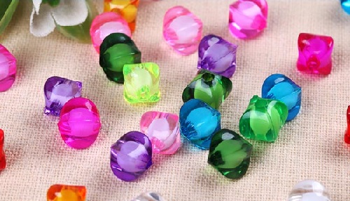 2月3日，純手工加工項(xiàng)目，專兼職手工，手工之家手工事業(yè)的外發(fā)加工業(yè)務(wù)利于大家、也利于企業(yè)，圖為勵(lì)志珠珠繡串珠手工繡珠剪影 作為手工之家珠繡串珠手工事業(yè)的重要板塊，手工之家的外發(fā)加工業(yè)務(wù)一直以來都做的很好，不僅為這個(gè)手工事業(yè)的發(fā)展提供了支持和保證，也因?yàn)閹椭吮姸嚅e散勞動(dòng)力實(shí)現(xiàn)了居家靈活就業(yè)，而產(chǎn)生了良好的社會(huì)效益。 了解手工之家十幾年的發(fā)展歷史就會(huì)知道，手工之家最初只是一個(gè)小作坊，因?yàn)榧庸さ闹槔C串珠手工產(chǎn)品在市場(chǎng)上很受歡迎，對(duì)加工的需求很大，所以開始通過招募周邊鄉(xiāng)村的閑散勞動(dòng)力居家做，開啟了外發(fā)加工的大門。 隨著產(chǎn)品種類越來越多，隨著市場(chǎng)越來越大，從商超到訂單客戶、從國內(nèi)到國外，從企業(yè)定制到展會(huì)、家裝行業(yè)，隨著知名度越來越高，加上手工之家一直以來對(duì)外的服務(wù)越來越完善、口碑越來越好，外發(fā)加工業(yè)務(wù)的范圍也越來越大、人員越來越多。 可以說，從南到北、從東到西，從農(nóng)村到城市、從女士到男士，手工之家?guī)椭珖鞯乇姸嚅e散勞動(dòng)力通過珠繡串珠手工加工，居家掙錢增收，有的是自己兼職做、有的是與家人一起做、有的還組織人在做，手工之家的珠繡串珠手工事業(yè)的外發(fā)加工業(yè)務(wù)，成為加工人員心中一個(gè)寄托和向往。 對(duì)于手工之家企業(yè)來說，外發(fā)加工業(yè)務(wù)不僅保證了珠繡串珠手工的加工能力，可以更好地服務(wù)訂單客戶和市場(chǎng)，而且也為企業(yè)帶來了各種成績(jī)和榮譽(yù)，為企業(yè)帶來了大家的信任和支持。 為了更好服務(wù)外發(fā)加工業(yè)務(wù)的每一位加工人員，手工之家一直在不斷升級(jí)和完善相關(guān)的服務(wù)，不管是什么合作方式，手工之家都會(huì)提供真誠的服務(wù)，讓大家沒有后顧之憂，對(duì)于申請(qǐng)移動(dòng)銷售新平臺(tái)的加工人員，手工之家的各項(xiàng)服務(wù)會(huì)更加貼心周到，讓大家在家加工銷售掙兩份收入。  純手工加工項(xiàng)目，專兼職手工，手工之家手工事業(yè)的外發(fā)加工業(yè)務(wù)利于大家、也利于企業(yè)。