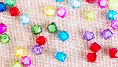 2月3日，純手工加工項(xiàng)目，專兼職手工，手工之家手工事業(yè)的外發(fā)加工業(yè)務(wù)利于大家、也利于企業(yè)，圖為勵(lì)志珠珠繡串珠手工繡珠剪影 作為手工之家珠繡串珠手工事業(yè)的重要板塊，手工之家的外發(fā)加工業(yè)務(wù)一直以來都做的很好，不僅為這個(gè)手工事業(yè)的發(fā)展提供了支持和保證，也因?yàn)閹椭吮姸嚅e散勞動(dòng)力實(shí)現(xiàn)了居家靈活就業(yè)，而產(chǎn)生了良好的社會(huì)效益。 了解手工之家十幾年的發(fā)展歷史就會(huì)知道，手工之家最初只是一個(gè)小作坊，因?yàn)榧庸さ闹槔C串珠手工產(chǎn)品在市場(chǎng)上很受歡迎，對(duì)加工的需求很大，所以開始通過招募周邊鄉(xiāng)村的閑散勞動(dòng)力居家做，開啟了外發(fā)加工的大門。 隨著產(chǎn)品種類越來越多，隨著市場(chǎng)越來越大，從商超到訂單客戶、從國內(nèi)到國外，從企業(yè)定制到展會(huì)、家裝行業(yè)，隨著知名度越來越高，加上手工之家一直以來對(duì)外的服務(wù)越來越完善、口碑越來越好，外發(fā)加工業(yè)務(wù)的范圍也越來越大、人員越來越多。 可以說，從南到北、從東到西，從農(nóng)村到城市、從女士到男士，手工之家?guī)椭珖鞯乇姸嚅e散勞動(dòng)力通過珠繡串珠手工加工，居家掙錢增收，有的是自己兼職做、有的是與家人一起做、有的還組織人在做，手工之家的珠繡串珠手工事業(yè)的外發(fā)加工業(yè)務(wù)，成為加工人員心中一個(gè)寄托和向往。 對(duì)于手工之家企業(yè)來說，外發(fā)加工業(yè)務(wù)不僅保證了珠繡串珠手工的加工能力，可以更好地服務(wù)訂單客戶和市場(chǎng)，而且也為企業(yè)帶來了各種成績(jī)和榮譽(yù)，為企業(yè)帶來了大家的信任和支持。 為了更好服務(wù)外發(fā)加工業(yè)務(wù)的每一位加工人員，手工之家一直在不斷升級(jí)和完善相關(guān)的服務(wù)，不管是什么合作方式，手工之家都會(huì)提供真誠的服務(wù)，讓大家沒有后顧之憂，對(duì)于申請(qǐng)移動(dòng)銷售新平臺(tái)的加工人員，手工之家的各項(xiàng)服務(wù)會(huì)更加貼心周到，讓大家在家加工銷售掙兩份收入。  純手工加工項(xiàng)目，專兼職手工，手工之家手工事業(yè)的外發(fā)加工業(yè)務(wù)利于大家、也利于企業(yè)。