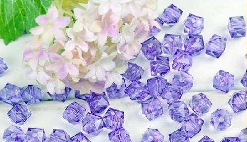 2月3日，純手工加工項(xiàng)目，專兼職手工，手工之家手工事業(yè)的外發(fā)加工業(yè)務(wù)利于大家、也利于企業(yè)，圖為勵(lì)志珠珠繡串珠手工繡珠剪影 作為手工之家珠繡串珠手工事業(yè)的重要板塊，手工之家的外發(fā)加工業(yè)務(wù)一直以來都做的很好，不僅為這個(gè)手工事業(yè)的發(fā)展提供了支持和保證，也因?yàn)閹椭吮姸嚅e散勞動(dòng)力實(shí)現(xiàn)了居家靈活就業(yè)，而產(chǎn)生了良好的社會(huì)效益。 了解手工之家十幾年的發(fā)展歷史就會(huì)知道，手工之家最初只是一個(gè)小作坊，因?yàn)榧庸さ闹槔C串珠手工產(chǎn)品在市場(chǎng)上很受歡迎，對(duì)加工的需求很大，所以開始通過招募周邊鄉(xiāng)村的閑散勞動(dòng)力居家做，開啟了外發(fā)加工的大門。 隨著產(chǎn)品種類越來越多，隨著市場(chǎng)越來越大，從商超到訂單客戶、從國內(nèi)到國外，從企業(yè)定制到展會(huì)、家裝行業(yè)，隨著知名度越來越高，加上手工之家一直以來對(duì)外的服務(wù)越來越完善、口碑越來越好，外發(fā)加工業(yè)務(wù)的范圍也越來越大、人員越來越多。 可以說，從南到北、從東到西，從農(nóng)村到城市、從女士到男士，手工之家?guī)椭珖鞯乇姸嚅e散勞動(dòng)力通過珠繡串珠手工加工，居家掙錢增收，有的是自己兼職做、有的是與家人一起做、有的還組織人在做，手工之家的珠繡串珠手工事業(yè)的外發(fā)加工業(yè)務(wù)，成為加工人員心中一個(gè)寄托和向往。 對(duì)于手工之家企業(yè)來說，外發(fā)加工業(yè)務(wù)不僅保證了珠繡串珠手工的加工能力，可以更好地服務(wù)訂單客戶和市場(chǎng)，而且也為企業(yè)帶來了各種成績(jī)和榮譽(yù)，為企業(yè)帶來了大家的信任和支持。 為了更好服務(wù)外發(fā)加工業(yè)務(wù)的每一位加工人員，手工之家一直在不斷升級(jí)和完善相關(guān)的服務(wù)，不管是什么合作方式，手工之家都會(huì)提供真誠的服務(wù)，讓大家沒有后顧之憂，對(duì)于申請(qǐng)移動(dòng)銷售新平臺(tái)的加工人員，手工之家的各項(xiàng)服務(wù)會(huì)更加貼心周到，讓大家在家加工銷售掙兩份收入。  純手工加工項(xiàng)目，專兼職手工，手工之家手工事業(yè)的外發(fā)加工業(yè)務(wù)利于大家、也利于企業(yè)。