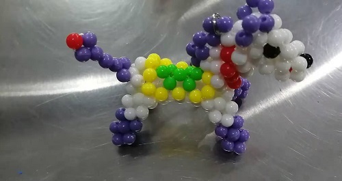 2月4日，靈活就業(yè)手工項(xiàng)目，在家做手工掙錢，手工之家的銷售是成體系的，是不斷創(chuàng)新的，圖為勵志珠珠繡串珠手工產(chǎn)品剪影