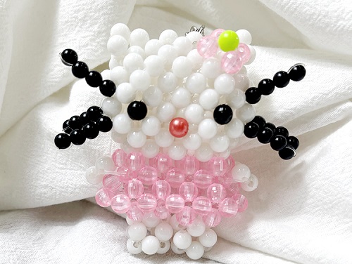 2月5日，純手工串珠項(xiàng)目，居家專(zhuān)兼職的好副業(yè)，靈活就業(yè)手工，手工之家重視加工、重視銷(xiāo)售，目標(biāo)一致，圖為勵(lì)志珠珠繡串珠手工產(chǎn)品剪影