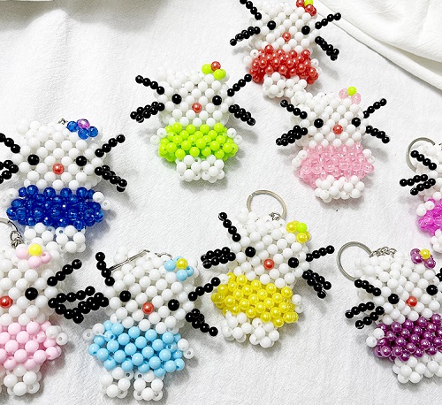 2月5日，純手工串珠項(xiàng)目，居家專(zhuān)兼職的好副業(yè)，靈活就業(yè)手工，手工之家重視加工、重視銷(xiāo)售，目標(biāo)一致，圖為勵(lì)志珠珠繡串珠手工產(chǎn)品剪影