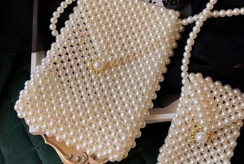 2月6日，帶回家做的手工項目，在家兼職手工，手工之家的合作方式好，加工銷售能一起做，圖為勵志珠珠繡串珠手工產(chǎn)品剪影