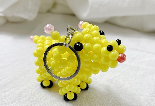 2月8日，正規(guī)手工企業(yè)，適合的串珠手工項(xiàng)目，手工之家的人性化服務(wù)很貼心，圖為勵(lì)志珠珠繡串珠手工產(chǎn)品剪影