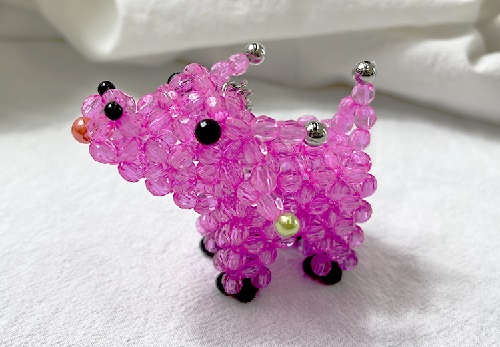 2月8日，正規(guī)手工企業(yè)，適合的串珠手工項(xiàng)目，手工之家的人性化服務(wù)很貼心，圖為勵(lì)志珠珠繡串珠手工產(chǎn)品剪影