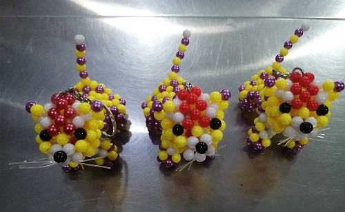 2月9日，想接正規(guī)廠家的手工項目，可靠的串珠手工，手工之家的純手工是家庭手工項目，圖為勵志珠珠繡串珠手工產(chǎn)品剪影