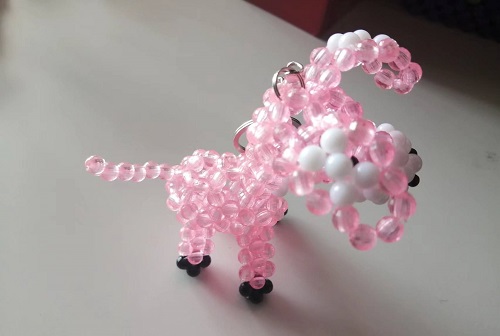 2月10日，靈活就業(yè)串珠手工項(xiàng)目，在家做的手工副業(yè)，長(zhǎng)期穩(wěn)定，十余年的手工之家可信可靠，圖為勵(lì)志珠珠繡串珠手工產(chǎn)品剪影