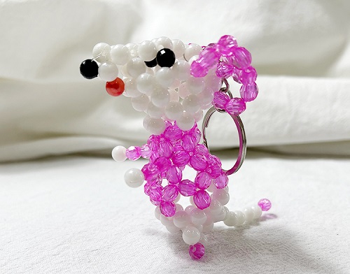 2月11日，靈活就業(yè)好項(xiàng)目，拿回家做的手工項(xiàng)目，傳承傳統(tǒng)手工文化，手工之家的手工事業(yè)發(fā)展有根基，圖為勵(lì)志珠珠繡串珠手工產(chǎn)品剪影