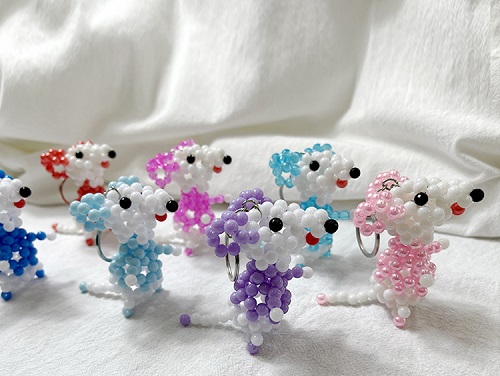 2月11日，靈活就業(yè)好項(xiàng)目，拿回家做的手工項(xiàng)目，傳承傳統(tǒng)手工文化，手工之家的手工事業(yè)發(fā)展有根基，圖為勵(lì)志珠珠繡串珠手工產(chǎn)品剪影