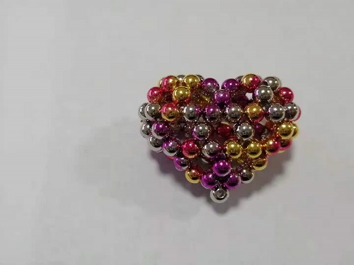 2月12日，在家兼職手工，帶回家做的手工項(xiàng)目，十多年的老手工平臺，手工之家有夢、有愛、有笑，圖為勵(lì)志珠珠繡串珠手工產(chǎn)品剪影