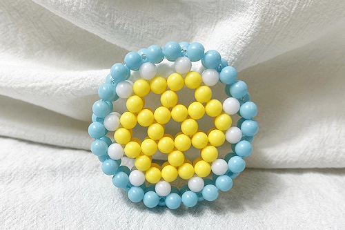 2月13日，在家做手工掙錢，靈活就業(yè)好手工項(xiàng)目，官方渠道了解，手工之家平臺(tái)優(yōu)勢(shì)讓人放心，圖為勵(lì)志珠珠繡串珠手工產(chǎn)品剪影