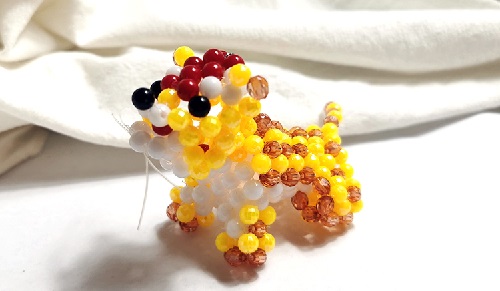 2月14日，正規(guī)手工項目，靈活就業(yè)好選擇，手工之家的純手工，加工和銷售都好做，因為產品讓人喜歡，圖為勵志珠珠繡串珠手工產品剪影