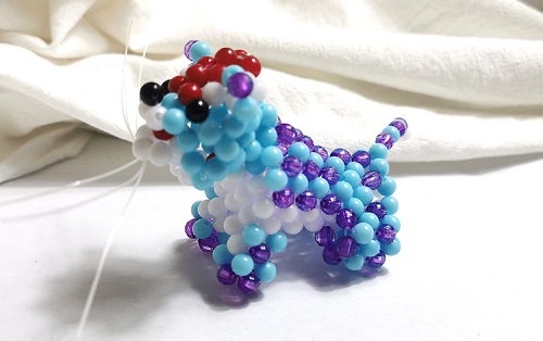 2月14日，正規(guī)手工項目，靈活就業(yè)好選擇，手工之家的純手工，加工和銷售都好做，因為產品讓人喜歡，圖為勵志珠珠繡串珠手工產品剪影