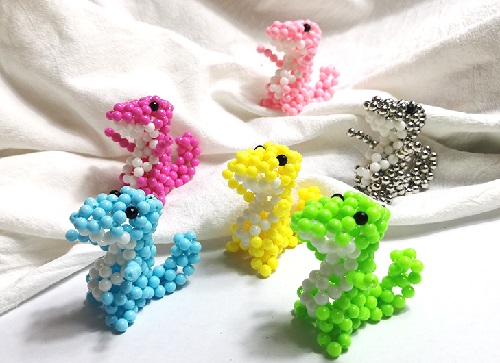 2月18日, 可靠的串珠手工項(xiàng)目，靈活就業(yè)好手工，手工之家純手工項(xiàng)目一樣適合在農(nóng)村做,圖為勵(lì)志珠珠繡串珠手工產(chǎn)品剪影