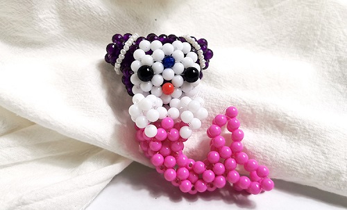 2月19日，想接正規(guī)廠家的手工項(xiàng)目，居家手工串珠，在手工之家，找好目標(biāo)、努力奮斗，就有好收獲，圖為勵(lì)志珠珠繡串珠手工產(chǎn)品剪影