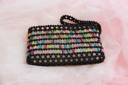 2月20日，在家手工加工掙錢，靈活就業(yè)串珠手工項目，手工之家是可靠的綜合手工平臺，圖為勵志珠珠繡串珠手工產品剪影