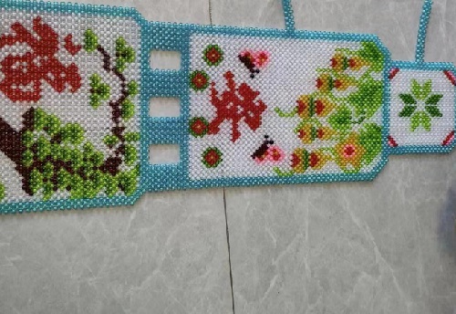 2月24日，帶回家做的手工項目，靈活就業(yè)串珠手工，手工之家對合作人員始終是以誠相待，圖為勵志珠珠繡串珠手工產(chǎn)品剪影