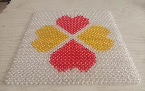 2月24日，帶回家做的手工項目，靈活就業(yè)串珠手工，手工之家對合作人員始終是以誠相待，圖為勵志珠珠繡串珠手工產(chǎn)品剪影