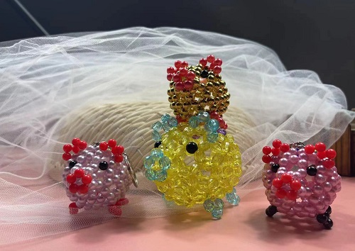 2月25日，手工項(xiàng)目拿回家做，正規(guī)廠家的手工，在手工之家對合作者平等公開不設(shè)限，銷售加工都是如此，圖為勵志珠珠繡串珠手工產(chǎn)品剪影