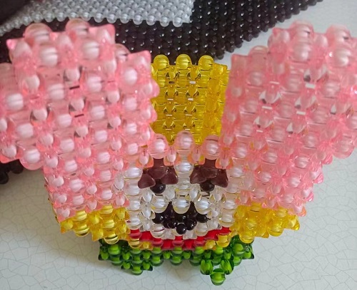 2月25日，手工項(xiàng)目拿回家做，正規(guī)廠家的手工，在手工之家對合作者平等公開不設(shè)限，銷售加工都是如此，圖為勵志珠珠繡串珠手工產(chǎn)品剪影