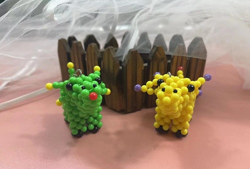 2月25日，手工項(xiàng)目拿回家做，正規(guī)廠家的手工，在手工之家對合作者平等公開不設(shè)限，銷售加工都是如此，圖為勵志珠珠繡串珠手工產(chǎn)品剪影