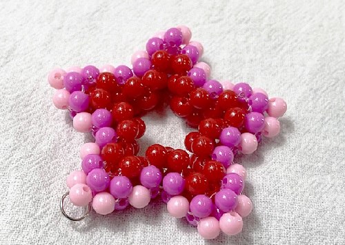 2月25日，手工項(xiàng)目拿回家做，正規(guī)廠家的手工，在手工之家對合作者平等公開不設(shè)限，銷售加工都是如此，圖為勵志珠珠繡串珠手工產(chǎn)品剪影