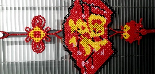 2月26日，靠譜的手工加工項(xiàng)目，在家做串珠手工掙錢(qián)，在手工之家，就知道了居家靈活就業(yè)的幸福，圖為勵(lì)志珠珠繡串珠手工產(chǎn)品剪影