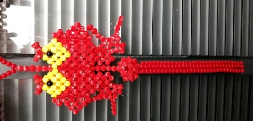 2月26日，靠譜的手工加工項(xiàng)目，在家做串珠手工掙錢(qián)，在手工之家，就知道了居家靈活就業(yè)的幸福，圖為勵(lì)志珠珠繡串珠手工產(chǎn)品剪影