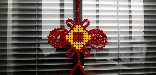 2月26日，靠譜的手工加工項(xiàng)目，在家做串珠手工掙錢(qián)，在手工之家，就知道了居家靈活就業(yè)的幸福，圖為勵(lì)志珠珠繡串珠手工產(chǎn)品剪影