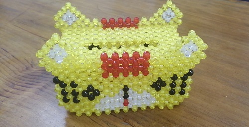 2月28日，拿回家做的手工項目，長期穩(wěn)定的純手工，手工之家加工銷售，相互補充、互相成就，只會讓收入更好，圖為勵志珠珠繡串珠手工產品剪影