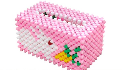 2月28日，拿回家做的手工項目，長期穩(wěn)定的純手工，手工之家加工銷售，相互補充、互相成就，只會讓收入更好，圖為勵志珠珠繡串珠手工產品剪影