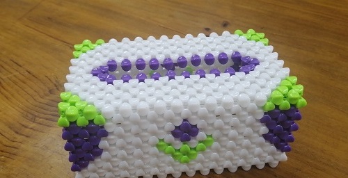 2月28日，拿回家做的手工項目，長期穩(wěn)定的純手工，手工之家加工銷售，相互補充、互相成就，只會讓收入更好，圖為勵志珠珠繡串珠手工產品剪影