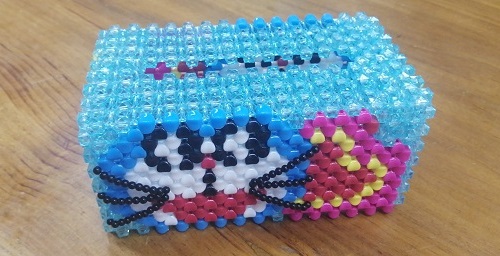 2月28日，拿回家做的手工項目，長期穩(wěn)定的純手工，手工之家加工銷售，相互補充、互相成就，只會讓收入更好，圖為勵志珠珠繡串珠手工產品剪影