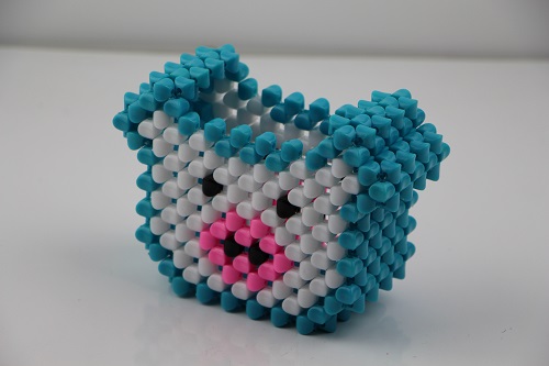 3月4日，珠繡手工加工回收項(xiàng)目，靈活就業(yè)創(chuàng)業(yè)，在家做的手工，選擇手工之家，加工人員怎么做才能多掙錢？圖為勵志珠珠繡串珠手工產(chǎn)品剪影