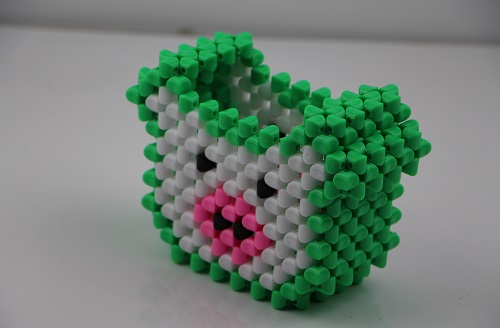 3月4日，珠繡手工加工回收項(xiàng)目，靈活就業(yè)創(chuàng)業(yè)，在家做的手工，選擇手工之家，加工人員怎么做才能多掙錢？圖為勵志珠珠繡串珠手工產(chǎn)品剪影