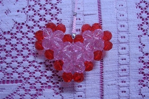 3月5日，珠繡手工加工回收項目，靈活就業(yè)創(chuàng)業(yè)，在家做的手工，手工之家十多年了，大家選擇、信任、喜歡這里有原因，圖為勵志珠珠繡串珠手工產(chǎn)品剪影