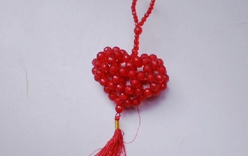 3月7日，在家做手工副業(yè)掙錢，想接正規(guī)廠家的手工項(xiàng)目，嚴(yán)把質(zhì)量關(guān)，對(duì)大家和手工之家要求一致，圖為勵(lì)志珠珠繡串珠手工產(chǎn)品剪影