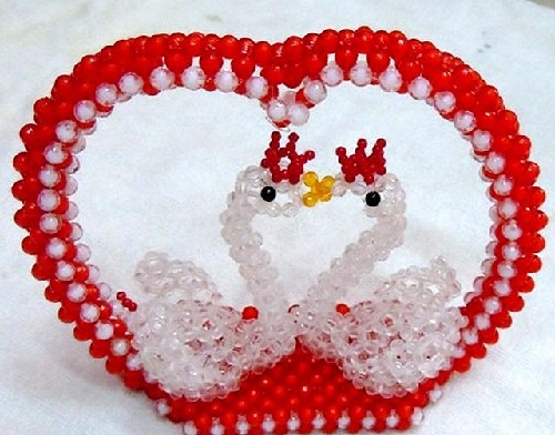 3月8日，拿回家做的手工副業(yè)，靈活就業(yè)創(chuàng)業(yè)手工項(xiàng)目，在手工之家要提高收入，還能這樣做，圖為勵(lì)志珠珠繡串珠手工產(chǎn)品剪影