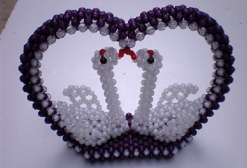 3月8日，拿回家做的手工副業(yè)，靈活就業(yè)創(chuàng)業(yè)手工項(xiàng)目，在手工之家要提高收入，還能這樣做，圖為勵(lì)志珠珠繡串珠手工產(chǎn)品剪影