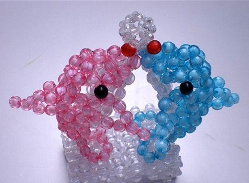 3月8日，拿回家做的手工副業(yè)，靈活就業(yè)創(chuàng)業(yè)手工項(xiàng)目，在手工之家要提高收入，還能這樣做，圖為勵(lì)志珠珠繡串珠手工產(chǎn)品剪影